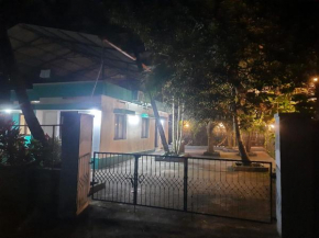 Ferns Villa, 2BHK fully furnished independent house with AC, garden, on premise parking, for large groups, kulshekar, mangalore
